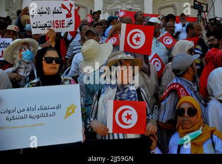 Tunis, Tunesien. 23.. Juli 2022. Tunesische Demonstranten heben am 23. Juli 2022 während einer Demonstration entlang der Habib Bourguiba Avenue in der tunesischen Hauptstadt Tunis gegen ihren Präsidenten und beim bevorstehenden Verfassungsreferendum am 25. Juli 2022 Fahnen und Plakate. (Foto von Yassine Mahjoub/Sipa USA) Quelle: SIPA USA/Alamy Live News Stockfoto