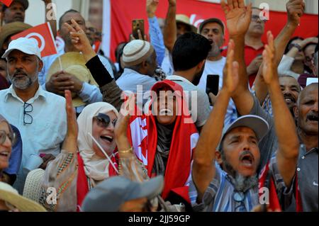 Tunis, Tunesien. 23.. Juli 2022. Tunesische Demonstranten heben am 23. Juli 2022 während einer Demonstration entlang der Habib Bourguiba Avenue in der tunesischen Hauptstadt Tunis gegen ihren Präsidenten und beim bevorstehenden Verfassungsreferendum am 25. Juli 2022 Fahnen und Plakate. (Foto von Yassine Mahjoub/Sipa USA) Quelle: SIPA USA/Alamy Live News Stockfoto