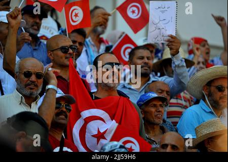 Tunis, Tunesien. 23.. Juli 2022. Tunesische Demonstranten heben am 23. Juli 2022 während einer Demonstration entlang der Habib Bourguiba Avenue in der tunesischen Hauptstadt Tunis gegen ihren Präsidenten und beim bevorstehenden Verfassungsreferendum am 25. Juli 2022 Fahnen und Plakate. (Foto von Yassine Mahjoub/Sipa USA) Quelle: SIPA USA/Alamy Live News Stockfoto