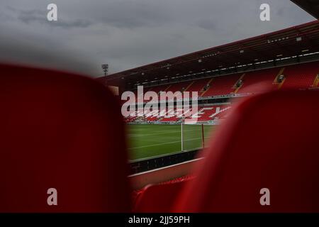 Barnsley, Großbritannien. 23.. Juli 2022. Gesamtansicht des Oakwell Stadions, Heimstadion des Barnsley FC in Barnsley, Großbritannien am 7/23/2022. (Foto von Gareth Evans/News Images/Sipa USA) Quelle: SIPA USA/Alamy Live News Stockfoto