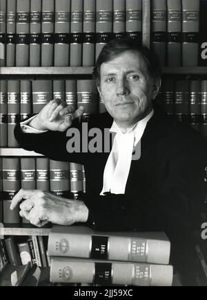 Der australische Richter Justice, der ehrenwerte Michael Kirby AC CMG, hat um 1988 in seinen Kammern in Sydney fotografiert Stockfoto