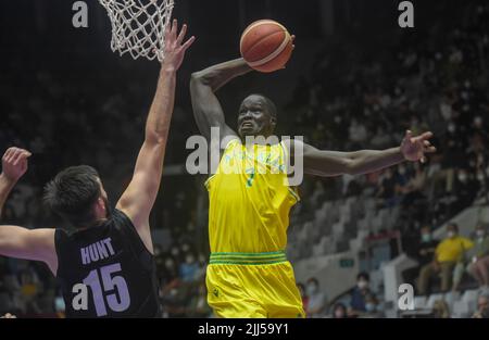 Jakarta, Indonesien. 23.. Juli 2022. Thon Maker (R) aus Australien dreht während eines Halbfinalmatches zwischen Australien und Neuseeland beim FIBA Asia Cup 2022 in Jakarta, Indonesien, am 23. Juli 2022. Kredit: Zulkarnain/Xinhua/Alamy Live Nachrichten Stockfoto