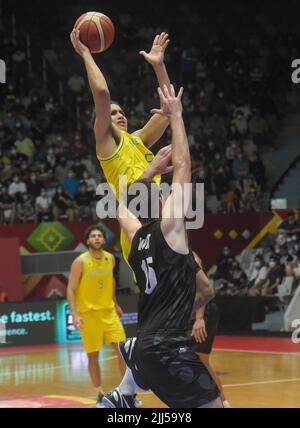 Jakarta, Indonesien. 23.. Juli 2022. Der Australier Tyrese Proctor (Top) tritt beim Halbfinale des FIBA Asia Cup 2022 in Jakarta, Indonesien, am 23. Juli 2022 zwischen Australien und Neuseeland an. Kredit: Zulkarnain/Xinhua/Alamy Live Nachrichten Stockfoto