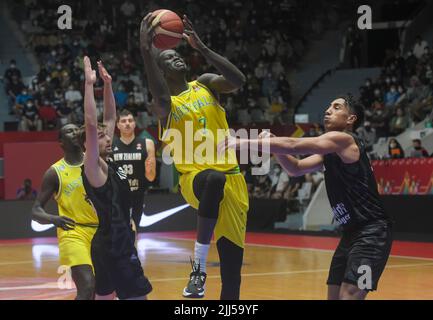 Jakarta, Indonesien. 23.. Juli 2022. Thon Maker (C) aus Australien tritt während eines Halbfinalmatches zwischen Australien und Neuseeland beim FIBA Asia Cup 2022 in Jakarta, Indonesien, am 23. Juli 2022 an. Kredit: Zulkarnain/Xinhua/Alamy Live Nachrichten Stockfoto