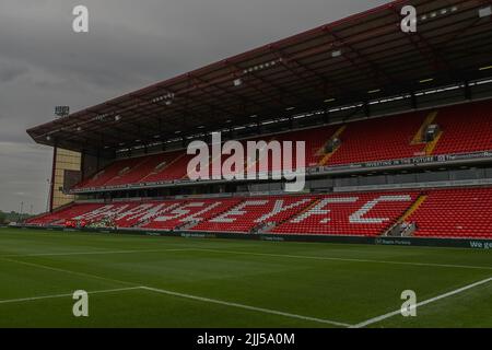 Barnsley, Großbritannien. 23.. Juli 2022. Gesamtansicht des Oakwell Stadions, Heimstadion des Barnsley FC in Barnsley, Großbritannien am 7/23/2022. (Foto von Gareth Evans/News Images/Sipa USA) Quelle: SIPA USA/Alamy Live News Stockfoto