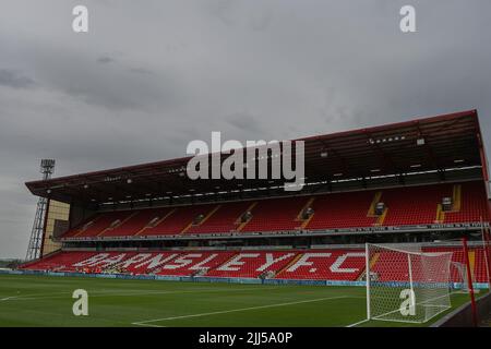 Barnsley, Großbritannien. 23.. Juli 2022. Gesamtansicht des Oakwell Stadions, Heimstadion des Barnsley FC in Barnsley, Großbritannien am 7/23/2022. (Foto von Gareth Evans/News Images/Sipa USA) Quelle: SIPA USA/Alamy Live News Stockfoto