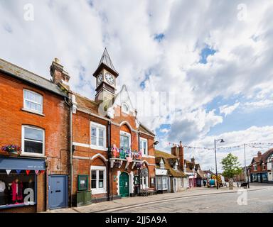 Neugotische Architektur Fordingbridge Town Hall in der High Street, Fordingbridge, einem kleinen Dorf im New Forest, Hampshire Stockfoto