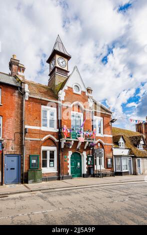 Neugotische Architektur Fordingbridge Town Hall in der High Street, Fordingbridge, einem kleinen Dorf im New Forest, Hampshire Stockfoto