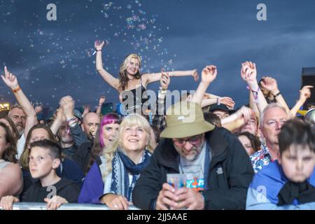 In der britischen Regierung. 22.. Juli 2022. Fans sehen Groove Armada am Freitag, den 22.. Juli 2022, auf der Blue Dot Festival Lovell Stage auftreten.Bluedot, das vom 21. Bis 24. Juli in der Jodrell Bank, dem UNESCO-Weltkulturerbe, in der Region von Ceshire, Großbritannien, stattfindet, ist ein dreitägiges Festival der Entdeckungen, das aus einer Mischung von Künstlern, Rednern, Wissenschaftler und Darsteller zu einem Ereignis wie kein anderes auf der Erde. Die diesjährige Veranstaltung wird von Groove Armada (Freitag), Metronomy (Samstag) und Mogwai (Samstag) mit Björk als Headliner des Sonntags gekleidet.Bild: Alvaro Velazquez/worldwidefeatures.com Quelle: GaryRobertsphotography/Alamy Live News Stockfoto