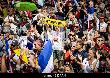 Amsterdam, Niederlande. 23.. Juli 2022. 2022-07-23 12:59:01 AMSTERDAM - Sympathisanten der Aktionsgruppe Nederland in Verzet demonstrieren auf dem Dam-Platz, um Landwirte, Fischer und Fernfahrer zu unterstützen. ANP RAMON VAN FLYMEN netherlands Out - belgium Out Credit: ANP/Alamy Live News Stockfoto