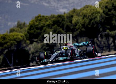 Le Castellet, Frankreich. 23.. Juli 2022. LE CASTELLET - Lewis Hamilton (Mercedes) beim Training 3 vor dem Grand Prix von Frankreich F1 auf dem Circuit Paul Ricard am 23. Juli 2022 in Le Castellet, Frankreich. REMKO DE WAAL Kredit: ANP/Alamy Live News Stockfoto