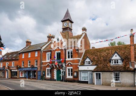 Neugotische Architektur Fordingbridge Town Hall in der High Street, Fordingbridge, einem kleinen Dorf im New Forest, Hampshire Stockfoto