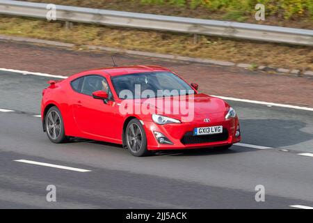 2013 TOYOTA GT86 D-4S 1998cc 6-Gang Schaltgetriebe; Reisen auf der Autobahn M6, Großbritannien Stockfoto