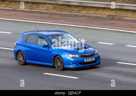 2010 blaues SUBARU Impreza Wrx 2457cc 5-Gang-Schaltgetriebe; Fahrt auf der Autobahn M6, Großbritannien Stockfoto