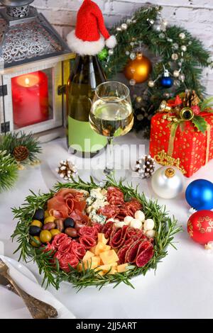 Delikatesse sortiert Vorspeise Platte mit Salami und Käse, Parmaschinken, Oliven. Ein originelles Antipasto für eine Weihnachtsfeier. Stockfoto