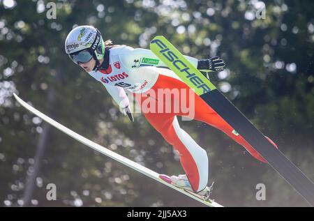 Wisla, Polen. 23.. Juli 2022. Katra Komar beim Einzelwettbewerb des FIS Skisprungsommer Grand Prixp in Wisla. Kredit: SOPA Images Limited/Alamy Live Nachrichten Stockfoto