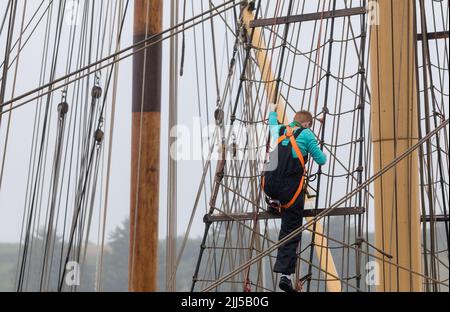 Kinsale, Cork, Irland. 23.. Juli 2022. Die Besatzung der Tallship Pelican of London überprüft die Takelage vor der Abfahrt für eine Reise zur Isle of man in Kinsale, Co. Cork, Irland. - Credit; David Creedon / Alamy Live News Stockfoto