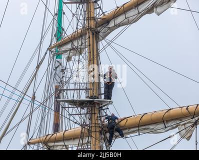 Kinsale, Cork, Irland. 23.. Juli 2022. Die Besatzung der Tallship Pelican of London überprüft die Takelage vor der Abfahrt für eine Reise zur Isle of man in Kinsale, Co. Cork, Irland. - Credit; David Creedon / Alamy Live News Stockfoto