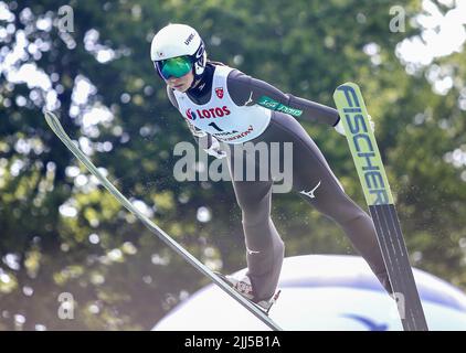 Wisla, Polen. 23.. Juli 2022. Kurumi Ichinohe beim Einzelwettbewerb des FIS Ski Jumping Summer Grand Prixp in Wisla. (Foto von Damian Klamka/SOPA Images/Sipa USA) Quelle: SIPA USA/Alamy Live News Stockfoto