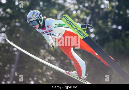 Wisla, Polen. 23.. Juli 2022. Katra Komar beim Einzelwettbewerb des FIS Skisprungsommer Grand Prixp in Wisla. (Foto von Damian Klamka/SOPA Images/Sipa USA) Quelle: SIPA USA/Alamy Live News Stockfoto