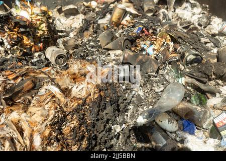 Ukraine, Vartekivzi, 19. Juli 2022. Offene Deponie mit brennendem Abfall. Brennender Stapel illegaler Müllhalde in der Nähe der Stadt. Der Rauch und Geruch der Stockfoto