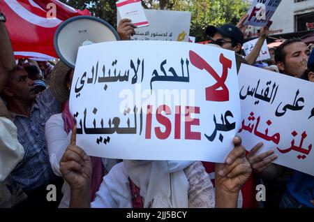 Tunis, Tunesien. 23.. Juli 2022. Tunis, Tunesien. 23. Juli 2022. Anhänger der Ennahda-Partei protestieren in der Habib Bourguiba Avenue in Tunis gegen das bevorstehende Verfassungsreferendum. Die Teilnehmer forderten die Abschaffung des Referendums für die Verabschiedung einer neuen Verfassung für Tunesien und kritisierten Präsident Saied für den Versuch, mehr Exekutive Macht zu erlangen (Foto: © Hasan mrad/IMAGESLIVE via ZUMA Press Wire) Stockfoto