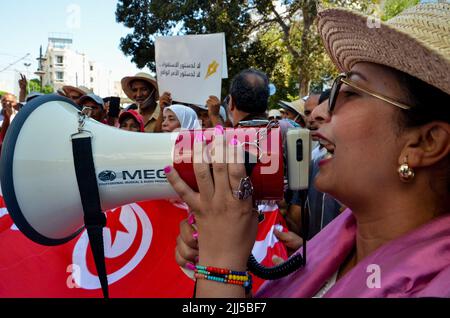 Tunis, Tunesien. 23.. Juli 2022. Tunis, Tunesien. 23. Juli 2022. Anhänger der Ennahda-Partei protestieren in der Habib Bourguiba Avenue in Tunis gegen das bevorstehende Verfassungsreferendum. Die Teilnehmer forderten die Abschaffung des Referendums für die Verabschiedung einer neuen Verfassung für Tunesien und kritisierten Präsident Saied für den Versuch, mehr Exekutive Macht zu erlangen (Foto: © Hasan mrad/IMAGESLIVE via ZUMA Press Wire) Stockfoto