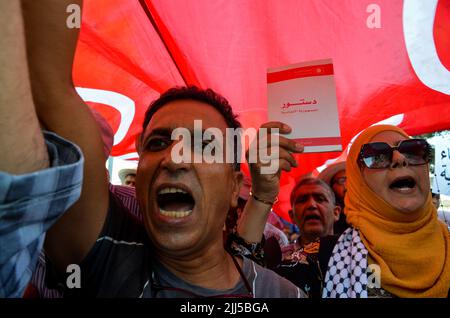Tunis, Tunesien. 23.. Juli 2022. Tunis, Tunesien. 23. Juli 2022. Anhänger der Ennahda-Partei protestieren in der Habib Bourguiba Avenue in Tunis gegen das bevorstehende Verfassungsreferendum. Die Teilnehmer forderten die Abschaffung des Referendums für die Verabschiedung einer neuen Verfassung für Tunesien und kritisierten Präsident Saied für den Versuch, mehr Exekutive Macht zu erlangen (Foto: © Hasan mrad/IMAGESLIVE via ZUMA Press Wire) Stockfoto