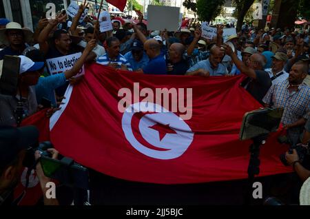 Tunis, Tunesien. 23.. Juli 2022. Tunis, Tunesien. 23. Juli 2022. Anhänger der Ennahda-Partei protestieren in der Habib Bourguiba Avenue in Tunis gegen das bevorstehende Verfassungsreferendum. Die Teilnehmer forderten die Abschaffung des Referendums für die Verabschiedung einer neuen Verfassung für Tunesien und kritisierten Präsident Saied für den Versuch, mehr Exekutive Macht zu erlangen (Foto: © Hasan mrad/IMAGESLIVE via ZUMA Press Wire) Stockfoto