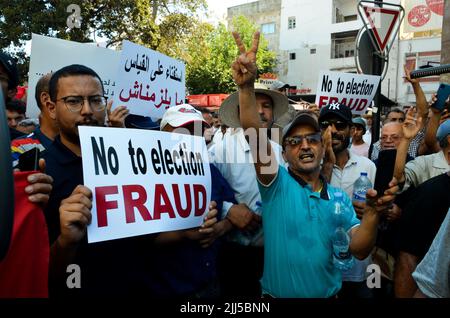Tunis, Tunesien. 23.. Juli 2022. Tunis, Tunesien. 23. Juli 2022. Anhänger der Ennahda-Partei protestieren in der Habib Bourguiba Avenue in Tunis gegen das bevorstehende Verfassungsreferendum. Die Teilnehmer forderten die Abschaffung des Referendums für die Verabschiedung einer neuen Verfassung für Tunesien und kritisierten Präsident Saied für den Versuch, mehr Exekutive Macht zu erlangen (Foto: © Hasan mrad/IMAGESLIVE via ZUMA Press Wire) Stockfoto