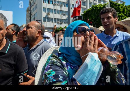 Tunis, Tunesien. 23.. Juli 2022. Tunis, Tunesien. 23. Juli 2022. Anhänger der Ennahda-Partei protestieren in der Habib Bourguiba Avenue in Tunis gegen das bevorstehende Verfassungsreferendum. Die Teilnehmer forderten die Abschaffung des Referendums für die Verabschiedung einer neuen Verfassung für Tunesien und kritisierten Präsident Saied für den Versuch, mehr Exekutive Macht zu erlangen (Foto: © Hasan mrad/IMAGESLIVE via ZUMA Press Wire) Stockfoto