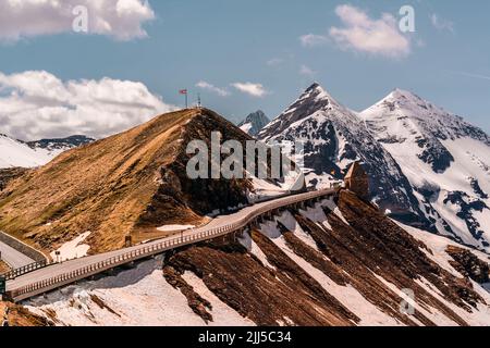 Blick von Füscher Toerl auf die Großglockner Hochalpenstraße Stockfoto