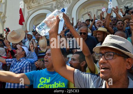 Tunis, Tunesien. 23.. Juli 2022. Tunis, Tunesien. 23. Juli 2022. Anhänger der Ennahda-Partei protestieren in der Habib Bourguiba Avenue in Tunis gegen das bevorstehende Verfassungsreferendum. Die Teilnehmer forderten die Abschaffung des Referendums für die Verabschiedung einer neuen Verfassung für Tunesien und kritisierten Präsident Saied für den Versuch, mehr Exekutive Macht zu erlangen (Foto: © Hasan mrad/IMAGESLIVE via ZUMA Press Wire) Stockfoto
