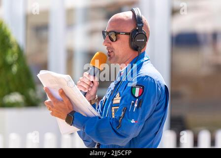 Der italienische Luftwaffenkommentator von Frecce Tricolori, Captain Riccardo Chiapolino, beim Royal International Air Tattoo, RAF Fairford, Gloucestershire, Großbritannien Stockfoto
