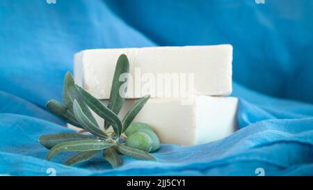 Seife aus natürlichem Olivenöl. Bio handgemachte Seifenstücke mit Olivenzweigkonzept. Hautpflegeprodukte. Selektiver Fokus. Stockfoto