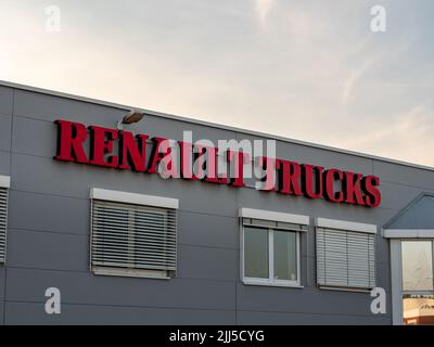 Logo von Renault Trucks auf der Außenseite eines Gebäudes. Werbung der französischen LKW-Marke. Ein Automobilunternehmen in Europa. Servicestelle des Staplers. Stockfoto