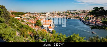 Panoramablick auf das Douro-Ufer und Vila Nova de Gaia von Torreao do Jardim do Palacio, Porto, Portugal Stockfoto