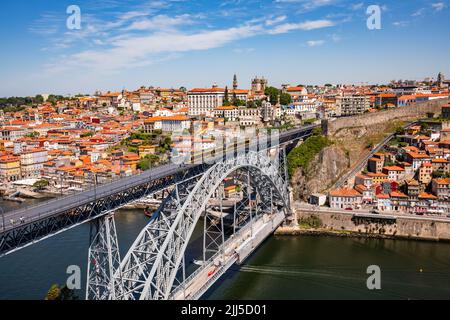 Malerischer Blick auf den Dom Luis i Ponte und die Altstadt von Porto vom Aussichtspunkt Miradouro da Serra do Pilar, Portugal Stockfoto