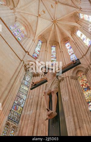 Christus am Kreuz hinter dem Altar von unten vor dem Hochschiff im Kloster von Batalha, Portugal Stockfoto