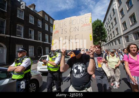 London, England, Großbritannien. 23.. Juli 2022. Stoppen Sie einfach die Öldemonstranten, die durch das Zentrum Londons marschieren. Kredit: ZUMA Press, Inc./Alamy Live Nachrichten Stockfoto