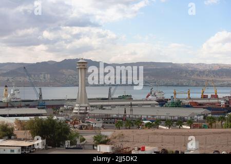 Aqaba, Jordanien - März 14, 2014: Blick auf die Fracht Hafen von Aqaba. Die Lage des Hafen zwischen Afrika und dem Nahen und Mittleren Osten Stockfoto