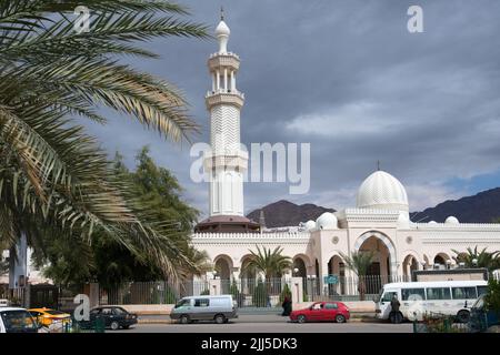 Al Sharif Hussein bin Ali Moschee in Aqaba, Jordanien. Die Moschee wurde 1975 erbaut und 2011 renoviert und erweitert Stockfoto