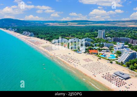 Albena, Bulgarien. Luftaufnahme von Albena Beach Resort im Sommer. Stockfoto