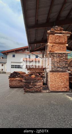 Große Lagerung von Holzziegeln im Dorf in den Bergen. Hochwertige Fotos Stockfoto