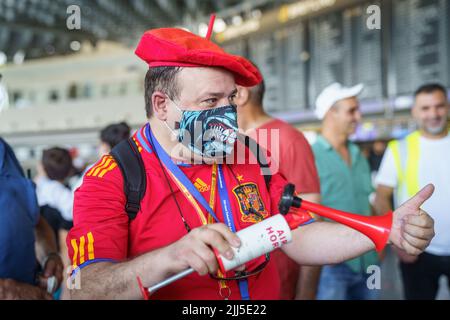 Frankfurt, Deutschland. 23.. Juli 2022. 23. Juli 2022, Hessen, Frankfurt/Main: Ein Mann im Trikot der spanischen Fußballnationalmannschaft nimmt an einem Protest verschiedener Unternehmen und Dienstleister am Frankfurter Flughafen in der Abflughalle Teil, um für bessere Arbeitsbedingungen, mehr Geld und Kündigungsschutz zu demonstrieren. Nach dem Start der Sommerferien in Hessen, Rheinland-Pfalz und dem Saarland kam es zu einem starken Ansturm von Passagieren. Am Wochenende werden bis zu 200.000 Passagiere pro Tag am größten deutschen Flughafen erwartet. Foto: Frank Rumpenhorst/dpa Kredit: dpa picture al Stockfoto