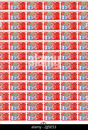 Ein Blatt roter Elizabeth II.-Münzstempel aus dem GB-Jahr mit Weihnachten. Stockfoto