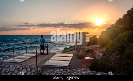 Fotograf an der Küste Kroatiens bei Sonnenuntergang Stockfoto