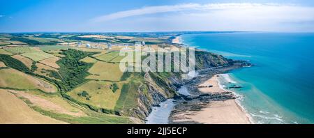 Felder und Farmen über GCHQ Bude, GCHQ Composite Signals Organization Station Morwenstow, Cornwall, England Stockfoto