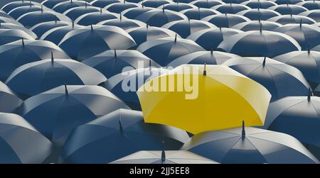 Gelber Regenschirm auf anderen grauen Regenschirmen auf Stadthintergrund. Geschäfts- und Sicherheitskonzept Stockfoto