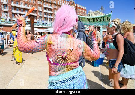 Brighton UK 23. July 2022 - die Parade der Meerjungfrauen geht heute bei heißer Sonne an der Strandpromenade von Brighton entlang. Die jährliche Parade ist eine Feier des Meeres und Geld für die Marine Conservation Society zu sammeln. : Credit Simon Dack / Alamy Live News Stockfoto